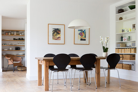 Simple style with partition separating kitchen and recessed shelving